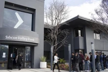 Des gens se rassemblent devant le siège de la Silicon Valley Bank en Californie, aux États-Unis, le 13 mars 2023. Photo : Xinhua.