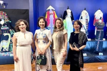 Mme Tran Thi Bich Van (deuxième à gauche) lors du Gala de mode du corps diplomatique sur le thème « Fashioning power, fashioning peace ». Photo : baoquocte.vn
