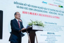 Le docteur Jonathan Choi, président de l’Alliance des hommes d’affaires de Guangdong – Hong Kong – Macao, prend la parole lors du forum. Photo : baoquocte.vn