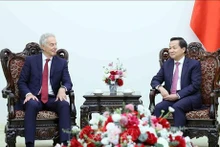 Le Vice-PM vietnamien Lê Minh Khai (à droite) et le l’ancien PM britannique Tony Blair, le 16 avril à Hanoi. Photo: VNA.