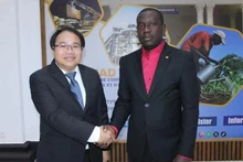 Le conseiller commercial vietnamien, Hoang Duc Nhuan (à gauche), et le secrétaire général de la Chambre de commerce, d'industrie et d'agriculture de Dakar, Mbaye Chimère NDIAYE. Photo : congthuong.vn.