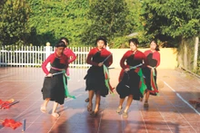 Le chant alterné des Cao Lan, appelé "sình ca", consiste en de courts poèmes récités en musique par les jeunes célibataires. Photo : CVN.