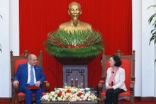 La permanente du Secrétariat du Parti communiste du Vietnam, Truong Thi Mai (à droite), et le vice-président du Parti du nouvel Azerbaïdjan au pouvoir, Tahir Budagov, le 22 novembre à Hanoi. Photo : VNA.