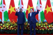 Le Premier ministre Pham Minh Chinh (droite) et le président burundais Évariste Ndayishimiye, en visite officielle au Vietnam du 3 au 6 avril 2025. Photo : VNA. 