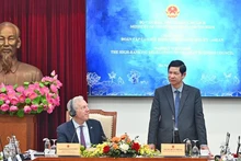 Le vice-ministre vietnamien de la Culture, des Sports et du Tourisme, Ho An Phong (debout), lors d'une séance de travail avec une délégation de haut rang du Conseil d'affaires États-Unis – ASEAN, le 20 mars à Hanoï. Photo: TITC.