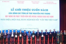 Lors de la cérémonie de présentation du livre du Secrétaire général du PCV, Nguyên Phu Trong. Photo : VNA.