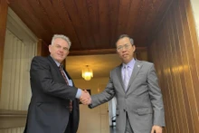 L'ambassadeur vietnamien en Australie, Pham Hung Tam (à droite), et le président de l'Association d'amitié Australie – Vietnam, Kim Sampson, le 31 juillet à Canberra. Photo: baoquocte.vn.