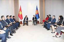 Le général de corps d'armée Luong Tam Quang, membre du Bureau politique et ministre de la Sécurité publique (gauche) rencontre le secrétaire général de l'ASEAN, Kao Kim Hourn, le 28 août à Vientiane. Photo : VNA.