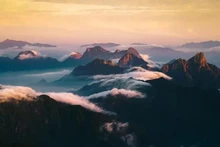 Les montagnes se succèdent sans fin vues depuis le sommet du Fansipan. Photo : Do Quyen. 