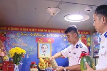 Les officiers et soldats du navire assurent toujours leur mission et sont aussi occupés à effectuer la préparation du Têt au milieu de la mer. Photo : VTV.