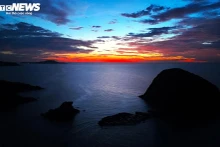 Cet endroit était autrefois une chaîne de montagnes érodée par l’eau de mer au fil du temps, formant deux îlots émergeant de la mer. Photo : VTC News.