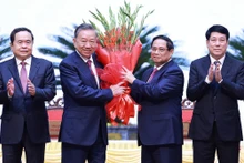 Le Premier ministre vietnamien Pham Minh Chinh (2e à droite) offre des fleurs à Tô Lâm après son élection au poste de Secrétaire général du Comité central du Parti communiste du Vietnam du XIIIe exercice, le 3 août 2024 à Hanoï. Photo : VNA.