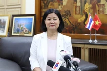 La chargée d'affaires a.i de l'ambassade du Vietnam en Thaïlande, Bùi Thi Huê, lors d’une interview accordée à la presse vietnamienne sur la visite officielle du ministre vietnamien des Affaires étrangères, Bui Thanh Son, du 10 au 12 avril en Thaïlande. Photo : NDEL.