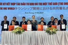 Cérémonie de remise de l'approbation d’investissement pour le projet de zone urbaine One World, le 17 avril à Binh Duong. Photo: VNA
