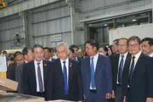Le vice-président de l’Assemblée nationale du Vietnam Nguyên Duc Hai et son homologue lao Sommad Pholsena visitant l’usine de composants automobiles de THACO. Photo : VNA