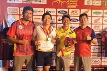 Hoàng Hai Nam (deuxième en partant de la gauche) décroche la médaille d'or dans la catégorie des 60 ans et plus aux Championnats d'Asie de cyclisme sur route 2025. Photo: FBNV.