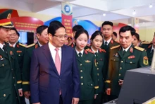 Le Premier ministre Pham Minh Chinh rend visite à l'Académie technique militaire. Photo: VNA.