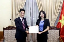La directrice adjointe du département du protocole d’État du Vietnam, Vu Hoang Yen (à droite), et le nouvel ambassadeur de la République populaire démocratique de Corée au Vietnam, Ri Sung Guk, le 5 août à Hanoi. Photo: baoquocte.vn.
