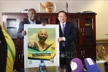 Le président de l’Afrique du Sud et chef du parti au pouvoir, le Congrès national africain (ANC) Cyril Ramaphosa (à gauche) et le membre du Politburo et secrétaire du Comité central du PCV Phan Dinh Trac. Photo: VNA