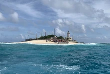 L'île se voit de loin comme un champignon émergeant de l'océan.