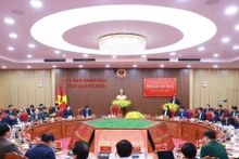 Le Premier ministre Pham Minh Chinh travaille avec la permanence du Comité du Parti de la province de Quang Ngai sur la situation de développement socio-économique, le 9 février. Photo : VNA