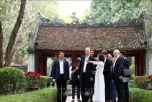 Le Président du Parlement finlandais Jussi Halla-aho visite le Temple de la Littérature (Van Mieu - Quoc Tu Giam). Photo : VNA.