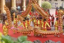 La danse du dragon traduit la légende selon laquelle les Vietnamiens sont nés de l’union du Dragon et des Fées. Photo : NDEL.