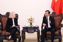 Le Vice-PM vietnamien, Trân Hông Hà (à droite), et la vice-présidente de la Glasgow Financial Alliance for Net Zero, Mary Lovelace Schapiro, le 27 mars à Hanoi. Photo : VNA.