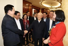 Le Secrétaire général du PCV, Nguyên Phu Trong (au centre), avec les membres du sous-comité du personnel du XIVe Congrès national du Parti. Photo : VNA.