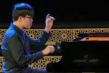 Le jeune pianiste vietnamien Nguyen Duc Kien. Photo : nhandan.vn