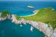 Située dans la province de Quang Ninh (au Nord-Est du Vietnam), l’île de Cô Tô est rapidement devenue l’une des destinations préférées des voyageurs en raison de sa beauté naturelle immaculée et de la haute qualité de ses produits touristiques. Photo : Centre d’information touristique du Vietnam.