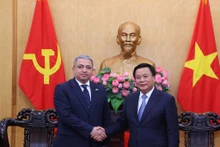 Le membre du Bureau politique et président de l'Académie nationale des sciences politiques Hô Chi Minh, Nguyên Xuân Thang (à droite), et l'ambassadeur d'Azerbaïdjan au Vietnam, Shovgi Kamal Oglu Mehdizade, le 1er octobre à Hanoï. Photo: VNA.
