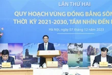 Le PM vietnamien, Pham Minh Chinh (au milieu), président du Conseil de Coordination de la région du delta du fleuve Rouge, lors de la conférence, le 7 décembre à Hanoi. Photo : VNA.