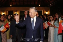 Le Secrétaire général du PCV et Président vietnamien, To Lam, a atterri à l'aéroport de Dublin à 20h30, le 1er octobre (heure locale), entamant sa visite d'État en Irlande. Photo : VNA.