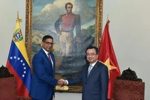 Le ministre vietnamien de la Construction, Nguyen Thanh Nghi (à droite), et le ministre vénézuélien de l'Habitat et du Logement, Ildemaro Villaroel. Photo: NDEL.