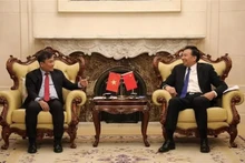 Le vice-ministre permanent des Affaires étrangères, Nguyen Minh Vu (gauche), et le président de l'Agence chinoise de coopération internationale pour le développement (CIDCA), Luo Zhaohui. Photo : VNA.