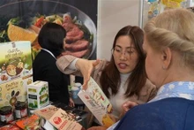 Les clients russes s’intéressent aux produits alimentaires vietnamiens. Photo : VNA.