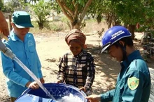 De l'eau potable est transportée aux foyers de l'ethnie S'Tieng au hameau Ba Buong, dans la province de Dong Nai. Photo : VNA..