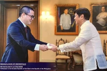 L’ambassadeur vietnamien aux Philippines, Lai Thai Binh (à gauche), présente ses lettres de créances au Président philippin Ferdinand Romualdez Marcos Jr, le 2 janvier à Manille. Photo : Palais présidentiel des Philippines.