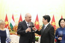 Le président Luong Cuong et son épouse président un banquet solennel en l’honneur du président hongrois Sulyok Tamas et de son épouse, en visite officielle au Vietnam. Photo : VNA. 