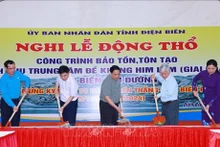 Le PM Pham Minh Chinh (centre) à la cérémonie de mise en chantier des travaux de rénovation du Centre de résistance Him Lam. Photo : VNA