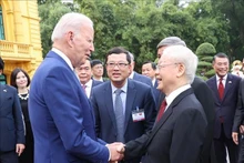 Le Président américain Joe Biden (gauche) et le Secrétaire général du PCV Nguyên Phu Trong à Hanoï. Photo : VNA.