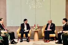 Lors de la séance de travail entre le vice-ministre vietnamien de la Culture, des Sports et du Tourisme, Ho An Phong (au centre, à gauche), et l’ambassadeur suisse au Vietnam, Thomas Gass. Photo : toquoc.vn