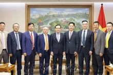 Le Vice-PM vietnamien Trân Luu Quang (au milieu) et des hommes d'affaires chinois. Photo : VNA.