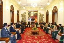 Rencontre entre le général de corps d'armée Hoang Xuan Chien, vice-ministre vietnamien de la Défense, et la délégation de l'Administration nationale de l'immigration de Chine, le 13 août à Hanoi. Photo : VNA.