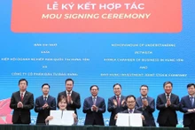 Signature des protocoles d’accord de coopération en matière d’investissement entre des entreprises sud-coréennes et vietnamiennes. Photo : VNA.