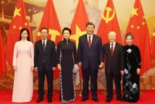 Le Secrétaire général du Parti communiste du Vietnam Nguyên Phu Trong (2e, à droite) et le Président vietnamien Vo Van Thuong (2e, à gauche) et leurs épouses président un banquet en l’honneur du Secrétaire général du Parti communiste et Président chinois Xi Jinping et de l'épouse de celui-ci, à Hanoï, le 12 décembre 2023. Photo : VNA. 