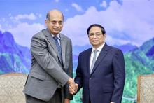 Le PM vietnamien Pham Minh Chinh (droite) et Karthik Rammohan, vice-président du groupe américain Lam Research. Photo : VNA.