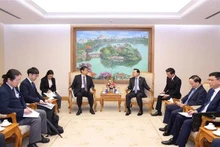 Le vice-Premier ministre vietnamien Trân Hông Hà (à droite, au centre) recevant l’ambassadeur du Japon au Vietnam Ito Naoki, à Hanoi, le 25 février. Photo : VNA. 