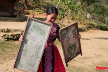 À Son La, les H'Mông représentent plus de 15% du total. Ils sont experts en tissage du lin, en impression de motifs avec de la cire d'abeille (batik), en forge, en menuiserie... mais ils peuvent également fabriquer du papier artisanal. 